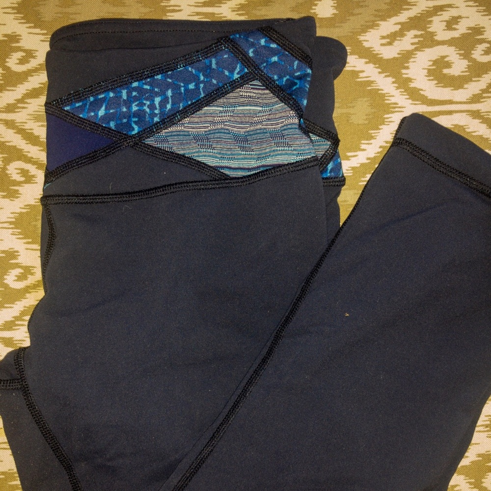 Lululemon Navy Blue Wunder Under Crops- size 8!